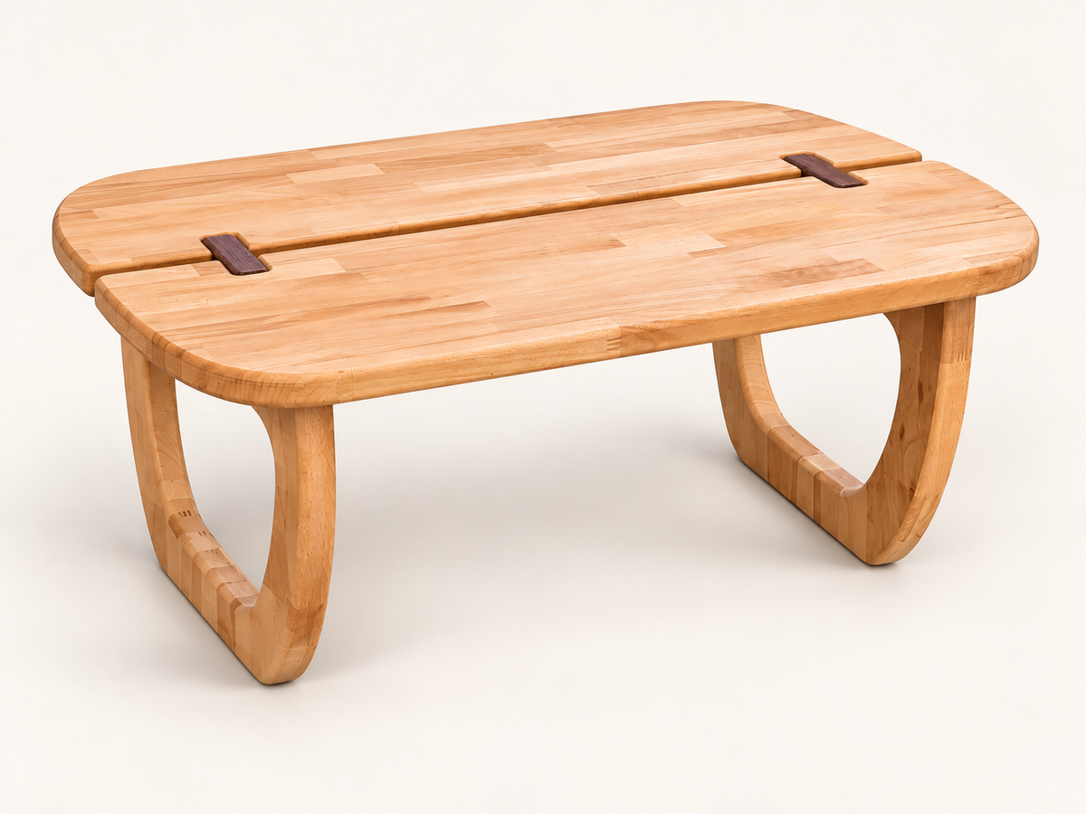 1. Couchtisch aus Esche und Eiche in perspektivischer Ansicht mit abgerundeter Tischplatte, geschwungenen Beinen und Amaranth-Holzelementen