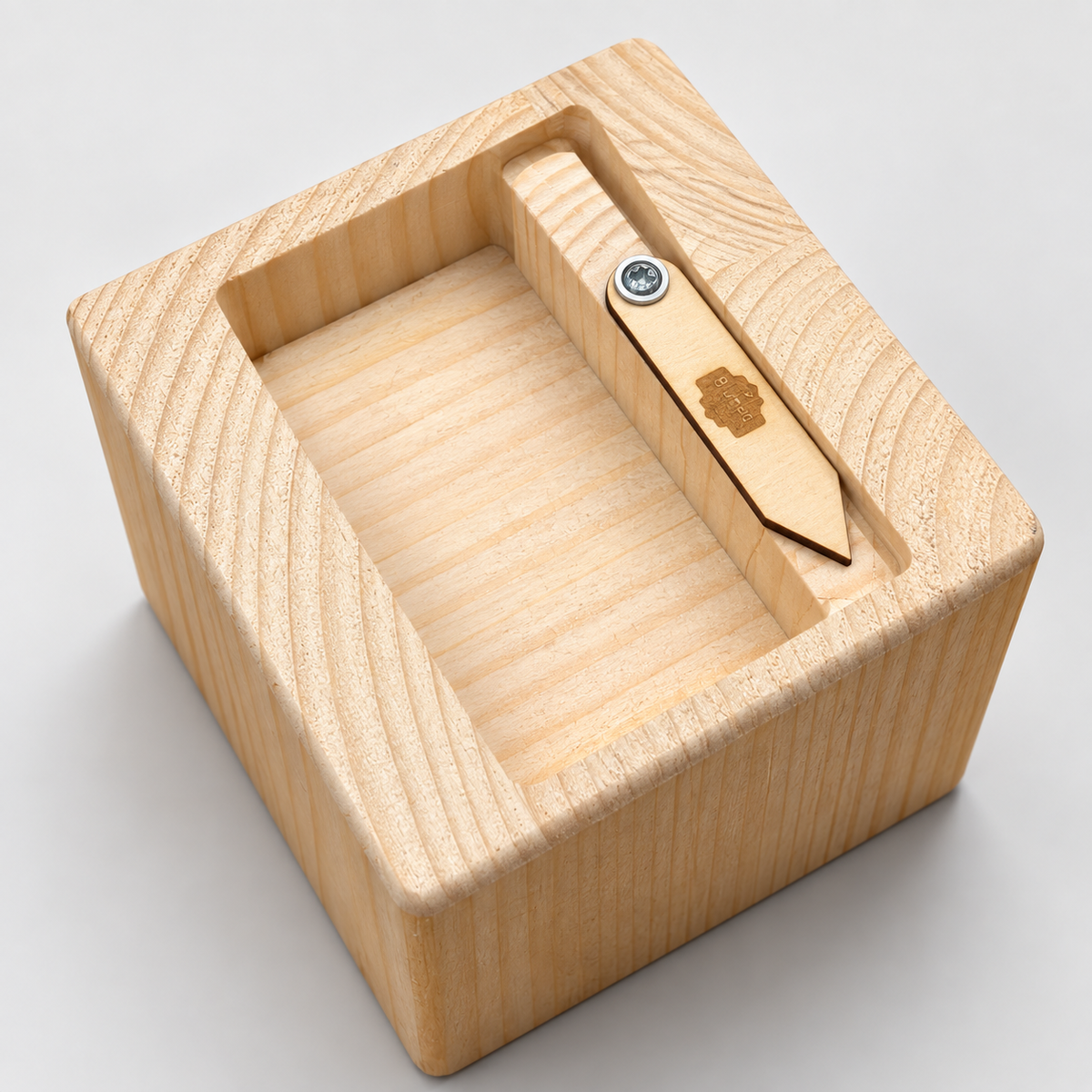 1. Holzsockel für LED-Dekoration mit ausgefrästem Batteriefach auf der Unterseite