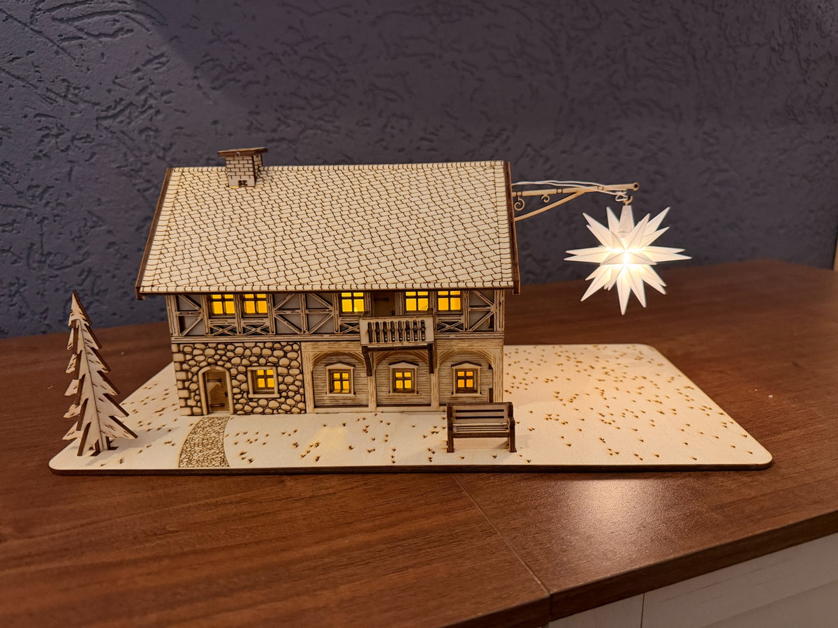 Echtes fertig aufgebautes Umgebindehaus aus Holz mit Herrnhuter Stern
