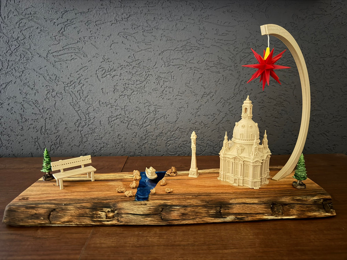 1. Dresdner Frauenkirche mit Epoxidharz-Elbe und rotem Original Herrnhuter Stern® auf massiver Holzplatte