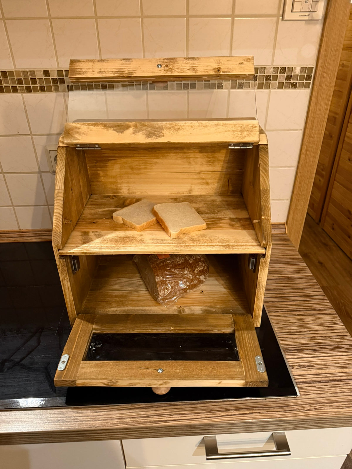 Brotkasten aus Fichtenholz mit Schneidebrett für Küche und Brotaufbewahrung