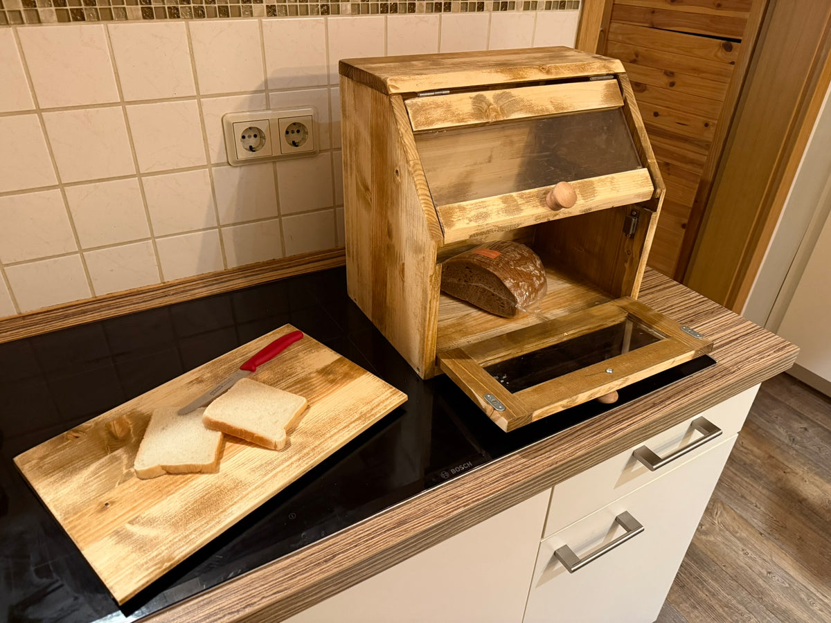 Handgefertigter Brotkasten aus Fichtenholz mit Brot und Brötchen zur Aufbewahrung