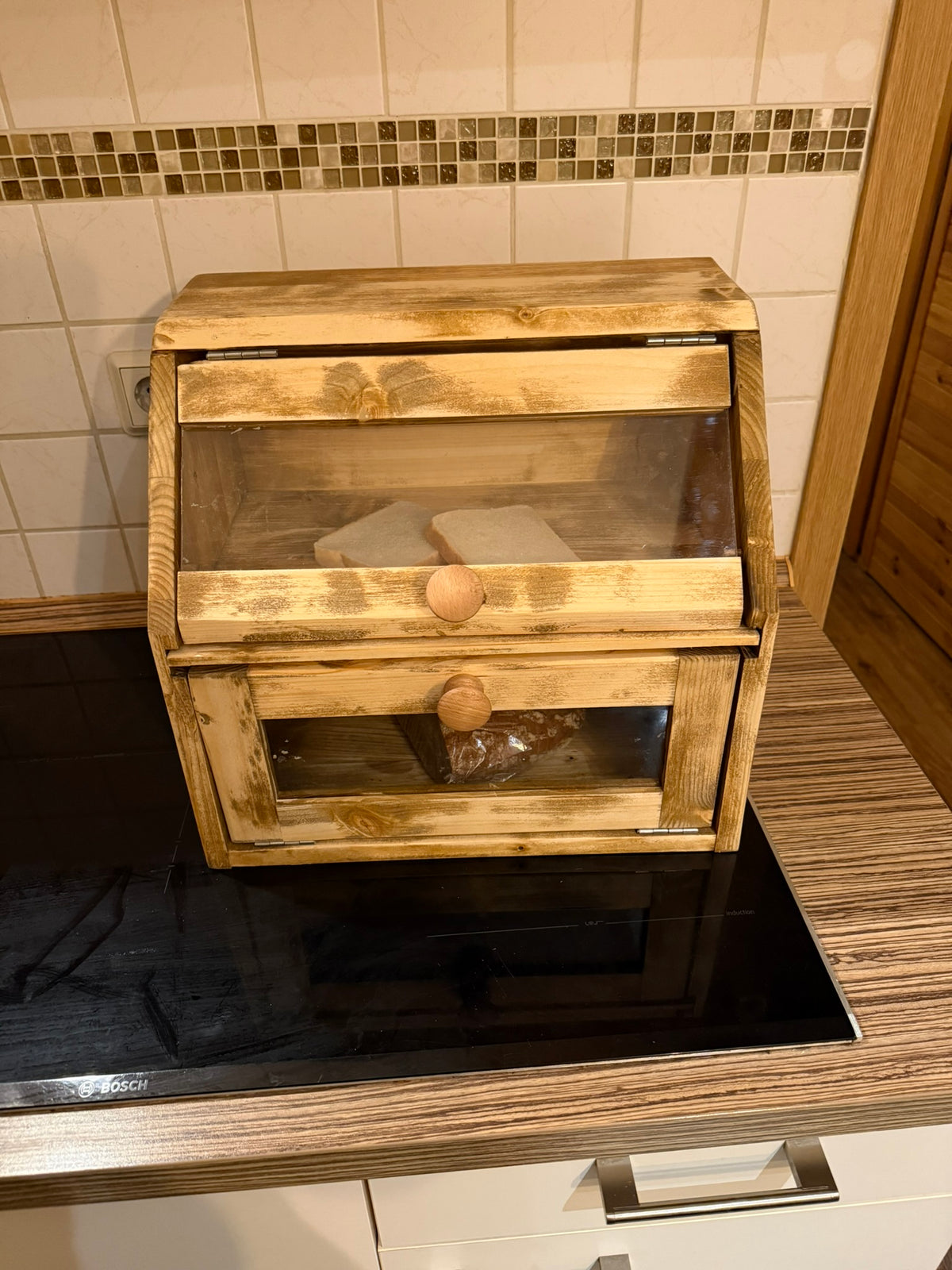Handgemachter Brotkasten aus Fichtenholz mit zwei Fächern und integriertem Schneidebrett