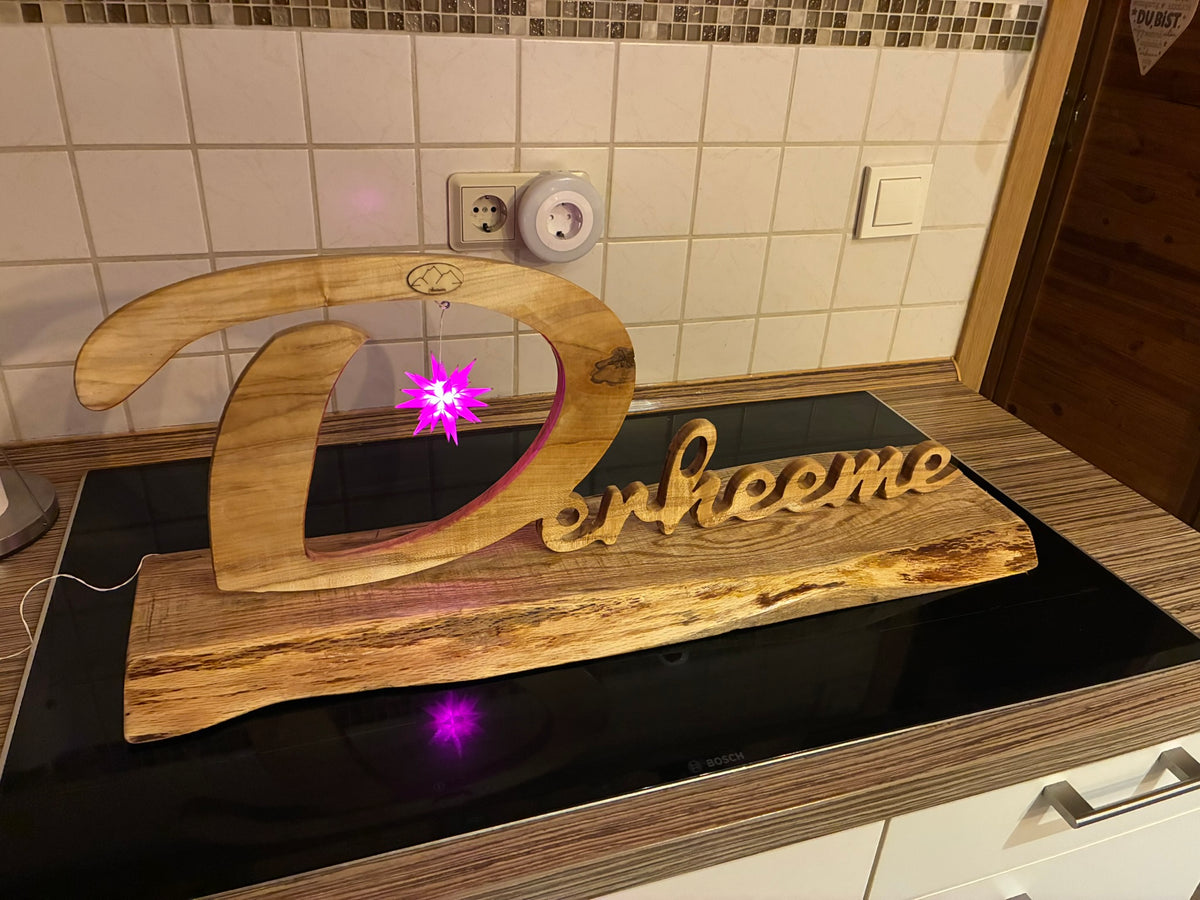 Personalisierter Holz-Schriftzug „Doarheeme“ aus Holz mit beleuchtetem Stern und rustikalem Massivholzsockel