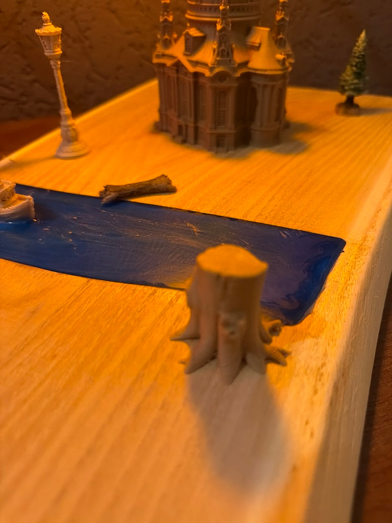 Dresdner Frauenkirche mit Epoxidharz-Elbe – Detailaufnahme mit Baumstumpf und handgeferteter Holzszenerie