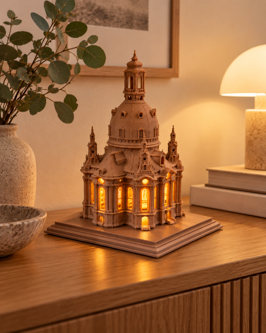 Dresdner Frauenkirche beleuchtet als dekorativer Blickfang im Wohnbereich