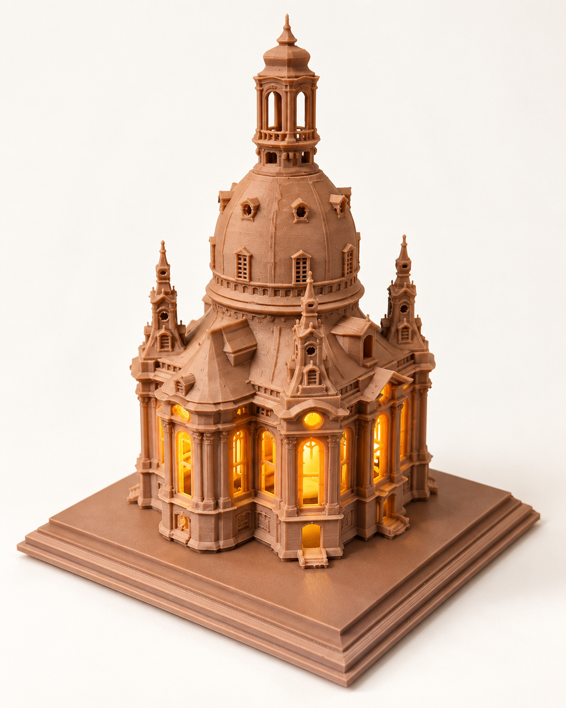 Dresdner Frauenkirche beleuchtet – Detailansicht von Kuppel, Türmen und Fassade