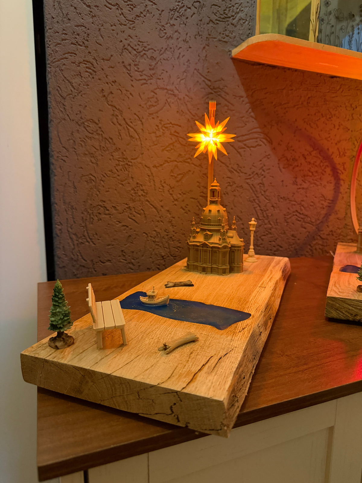 Dresdner Frauenkirche mit Epoxidharz-Elbe auf massiver Holzplatte mit Bank, Baum und leuchtendem Herrnhuter Stern®