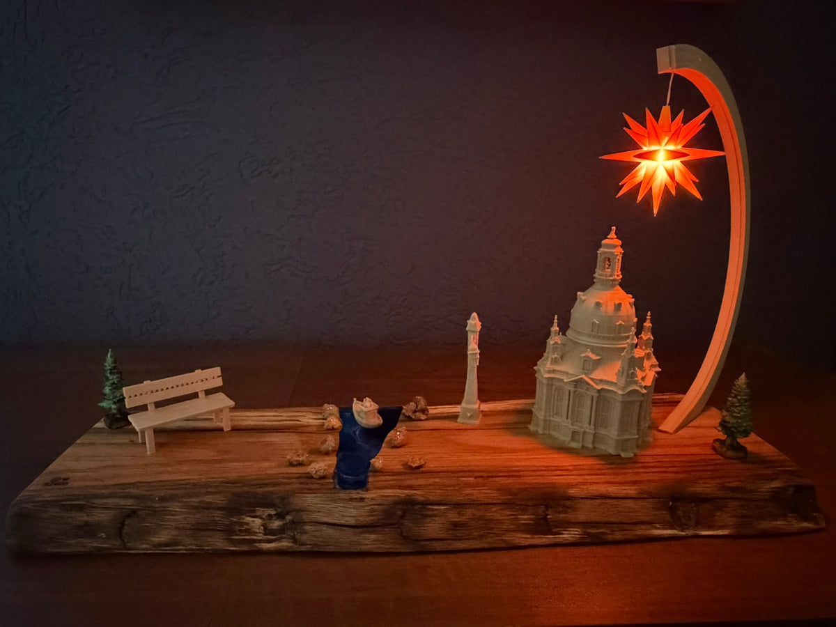 Dresdner Frauenkirche mit Epoxidharz-Elbe auf Holz mit leuchtendem Original Herrnhuter Jahresstern® in Apricot
