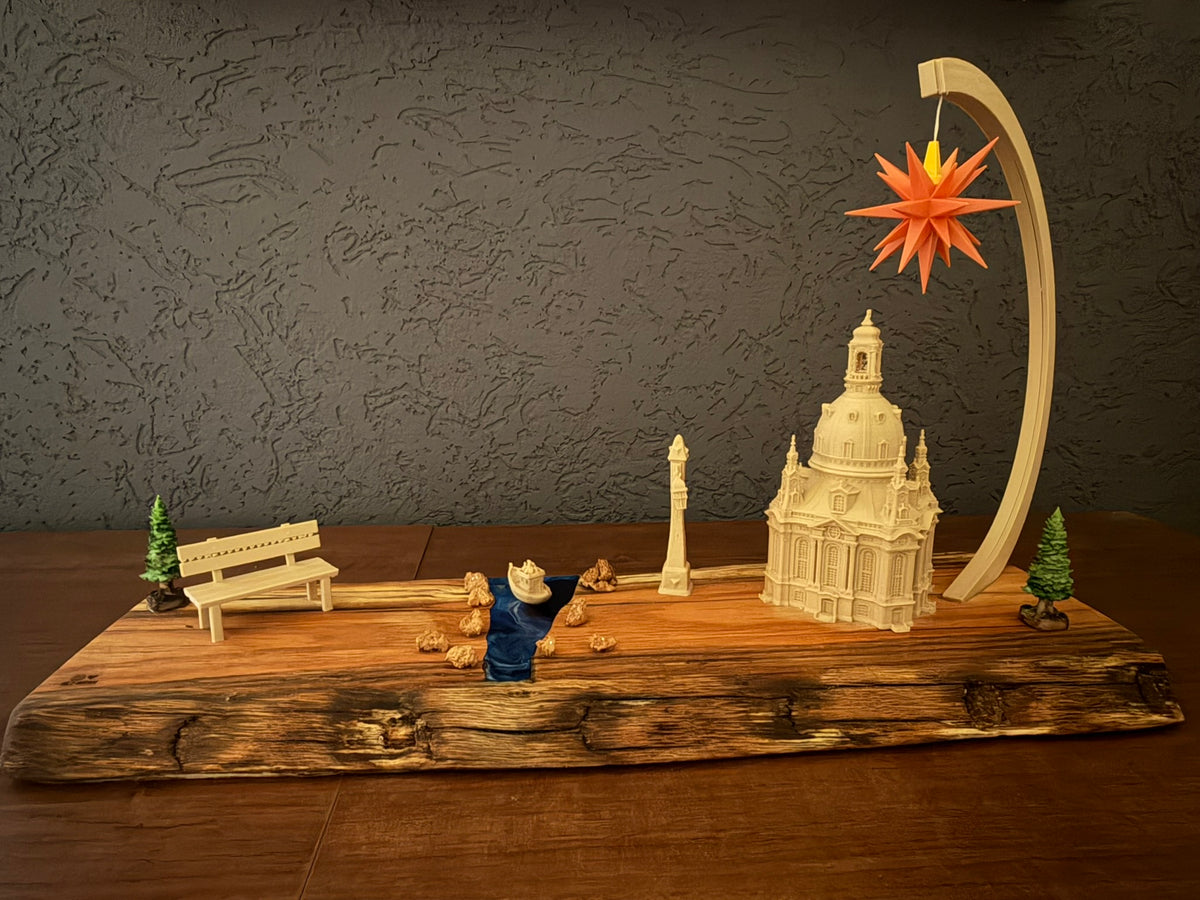 Dresdner Frauenkirche mit Epoxidharz-Elbe und Original Herrnhuter Jahresstern® in Apricot