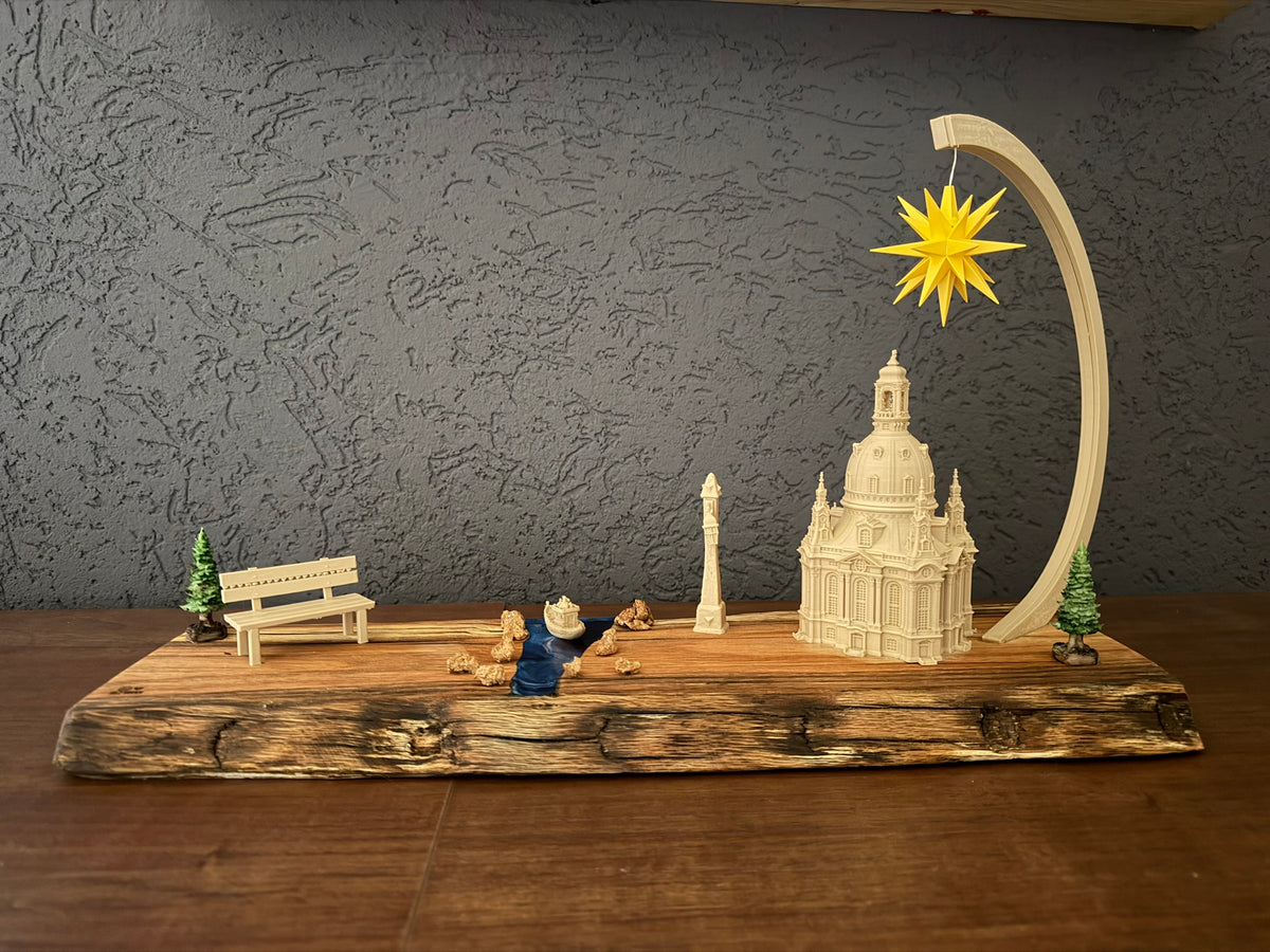 Dresdner Frauenkirche mit Epoxidharz-Elbe und gelbem Original Herrnhuter Stern® auf massivem Holzsockel