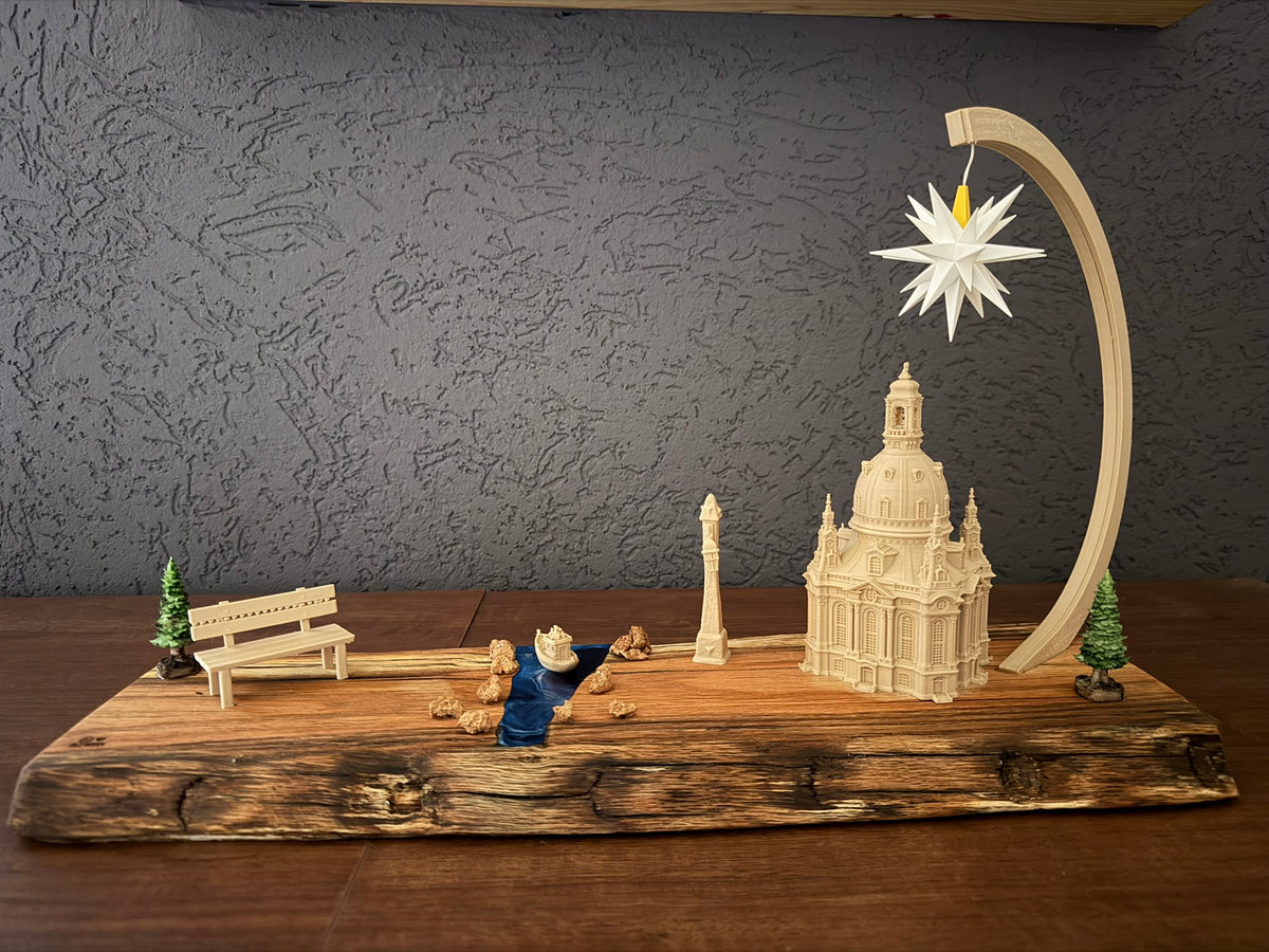 Dresdner Frauenkirche mit Epoxidharz-Elbe und weißem Original Herrnhuter Stern® auf massiver Holzplatte