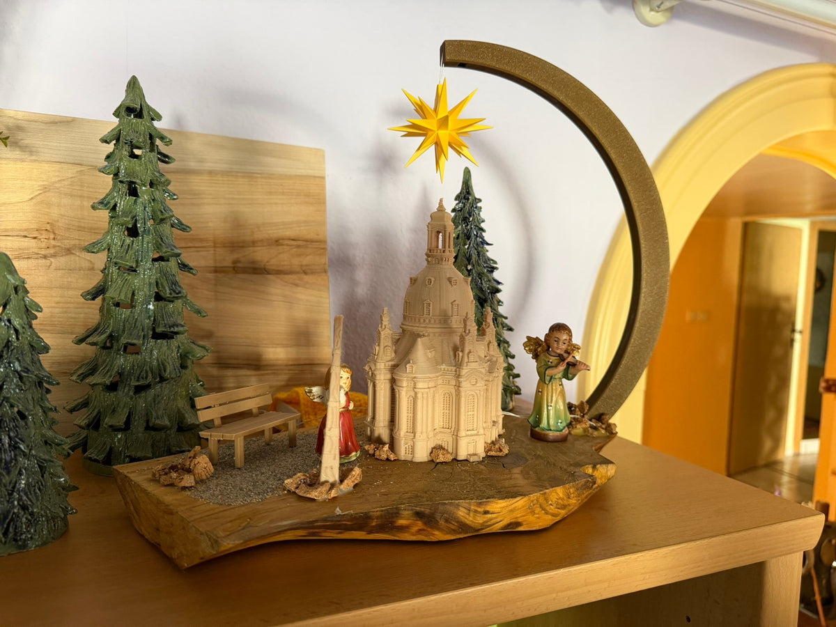 Dresden Deko mit Frauenkirche als handgefertigte Weihnachtsdeko auf Holz mit Tannenbäumen und Original Herrnhuter Stern®
