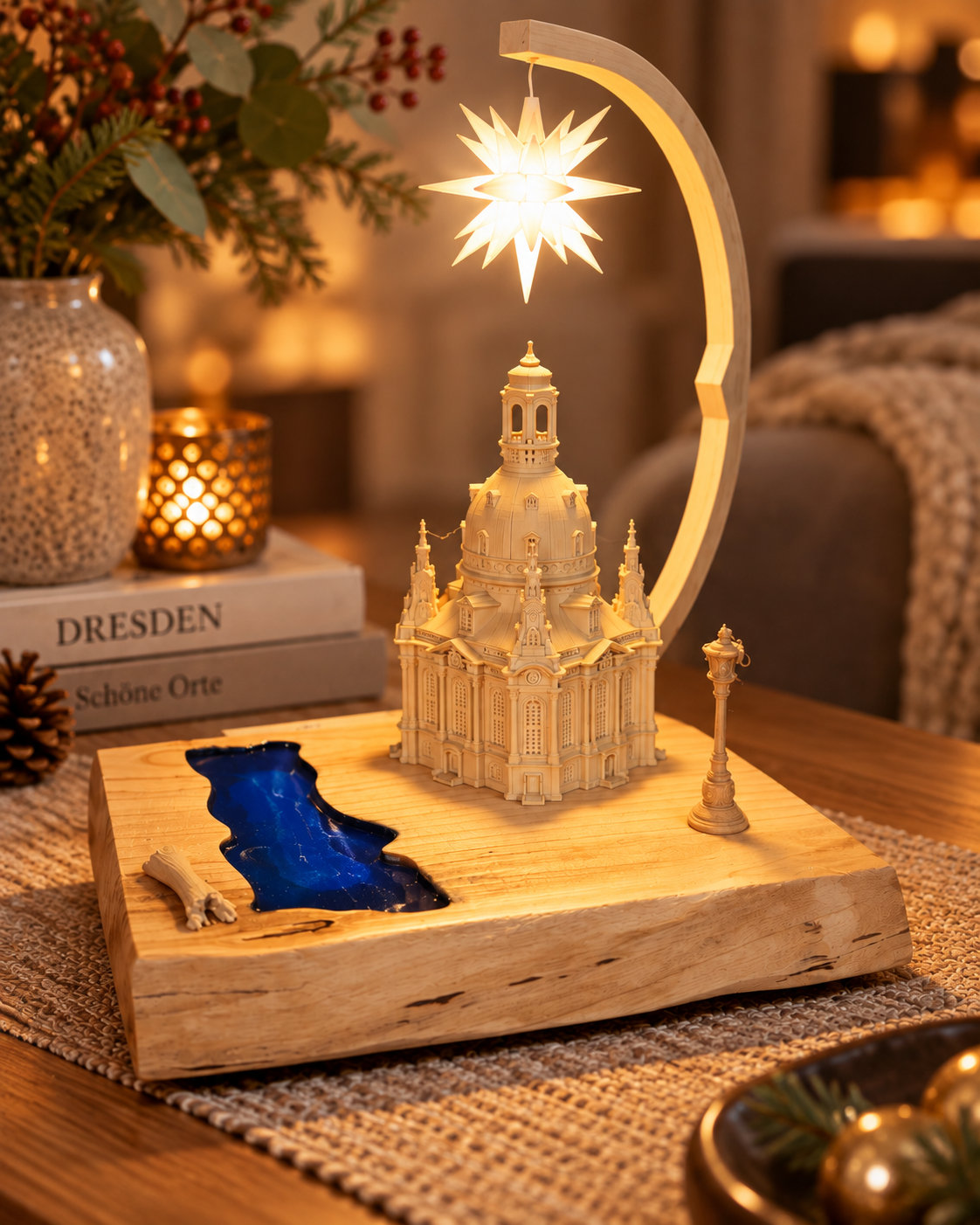 Dresdner Frauenkirche mit Elbe als handgefertigte Weihnachtsdeko mit weißem Original Herrnhuter Stern® und Holzsockel