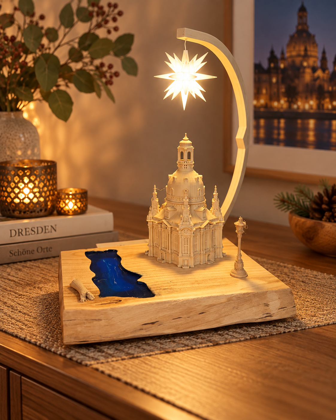 Dresdner Frauenkirche mit Elbe aus blauem Epoxidharz, weißem Original Herrnhuter Stern® und Straßenlaterne auf Holzsockel