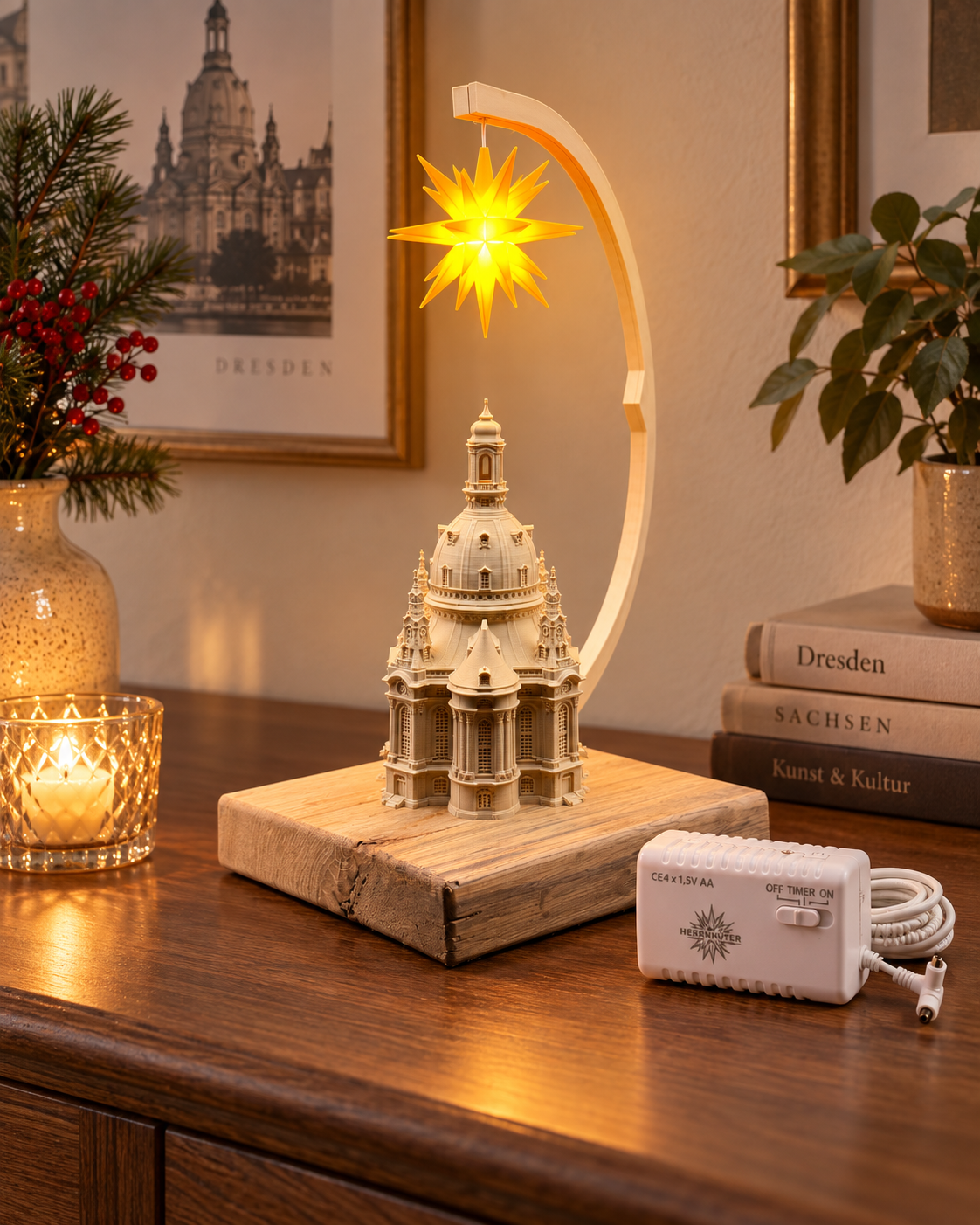 Dresdner Frauenkirche mit Herrnhuter Stern – Mini mit gelbem Original Herrnhuter Stern® und Netzteil auf einer Kommode