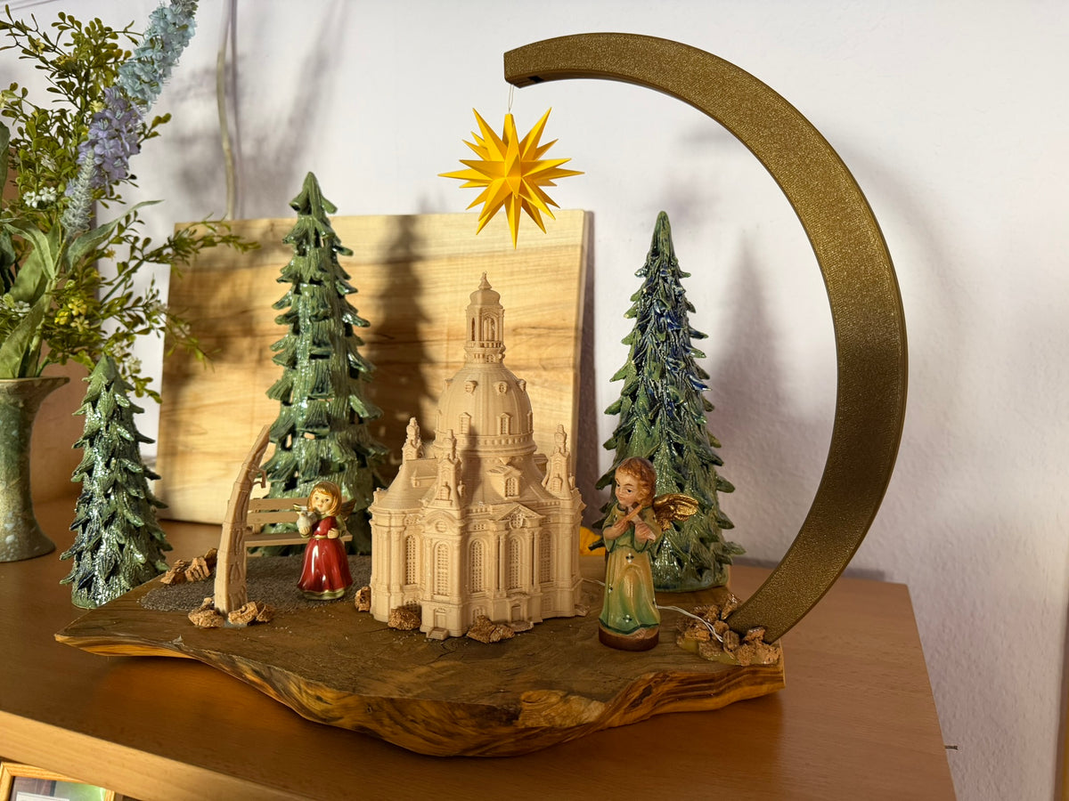 Dresden Deko mit Frauenkirche auf Holz mit Tannenbäumen, Figuren und Original Herrnhuter Stern®