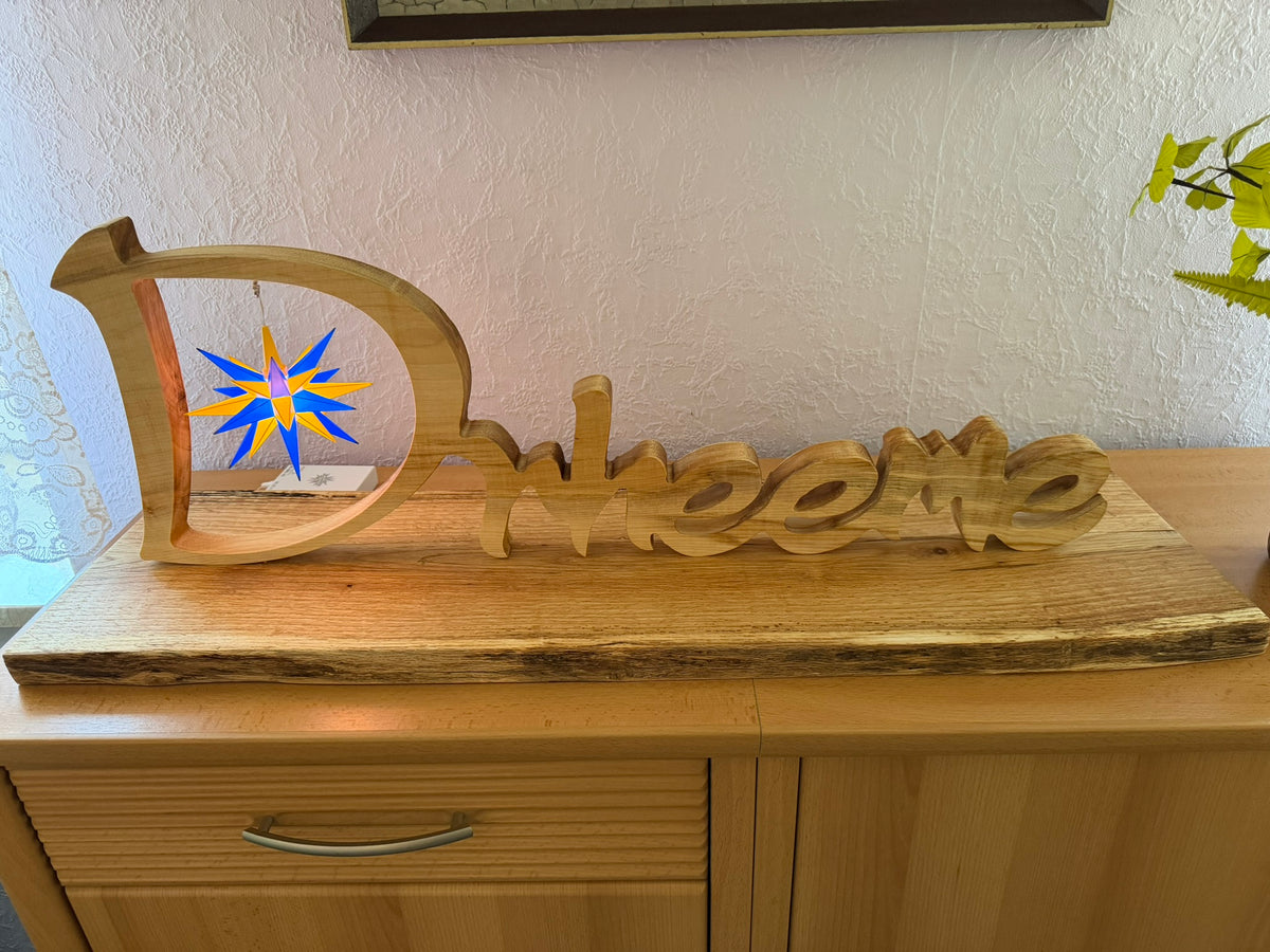 Personalisierter Holz-Schriftzug „Drheeme“ aus Holz mit beleuchtetem Stern auf massivem Holzsockel als Oberlausitz-Deko