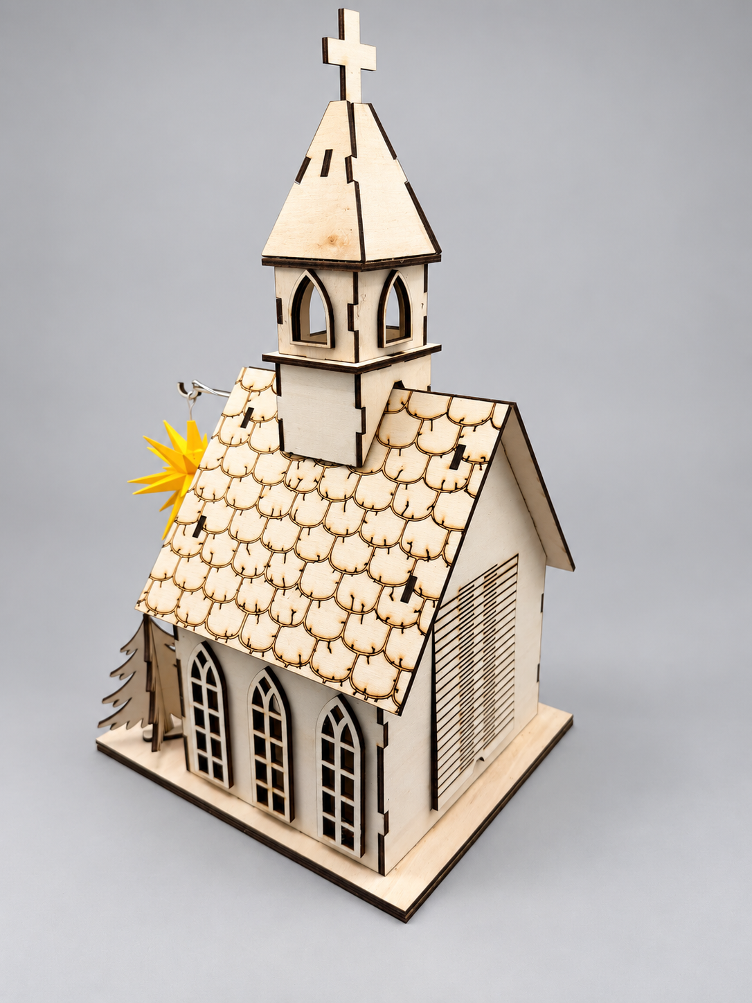 Handgefertigte Holzkirche aus Holz mit hohen Kirchenfenstern, Kirchturm und detailliert graviertem Schindeldach