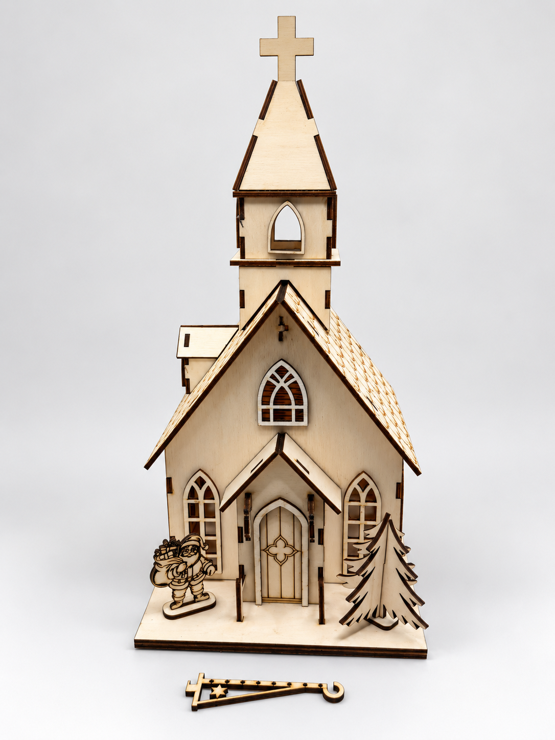 Holzkirche Bastelset aus Holz mit Kirchturm, Weihnachtsbaum und Weihnachtsmann – Vorderansicht des aufgebauten Bausatzes