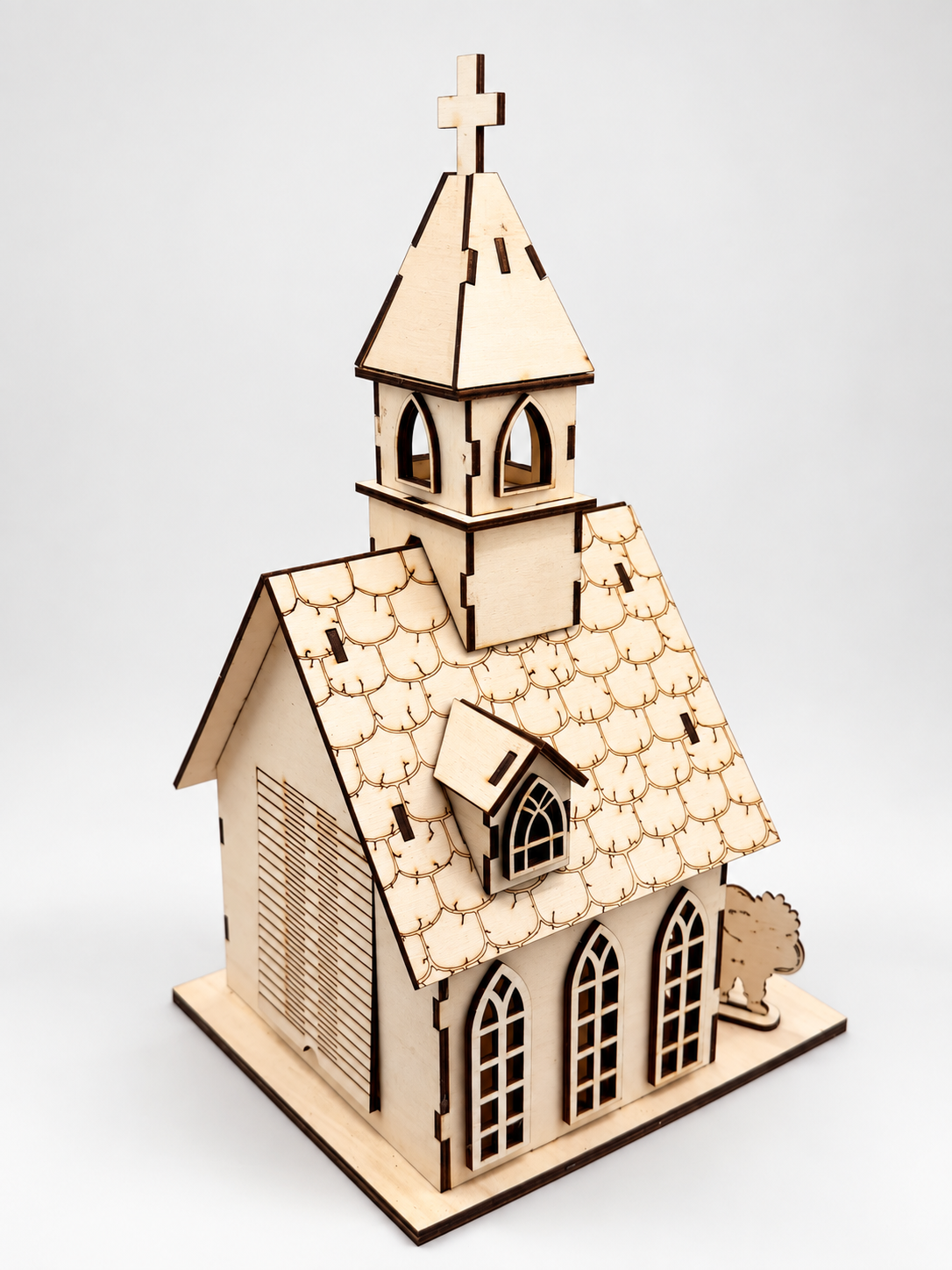 Holzkirche Bastelset aus Holz mit Kirchturm, graviertem Schindeldach, Dachgaube und hohen Kirchenfenstern