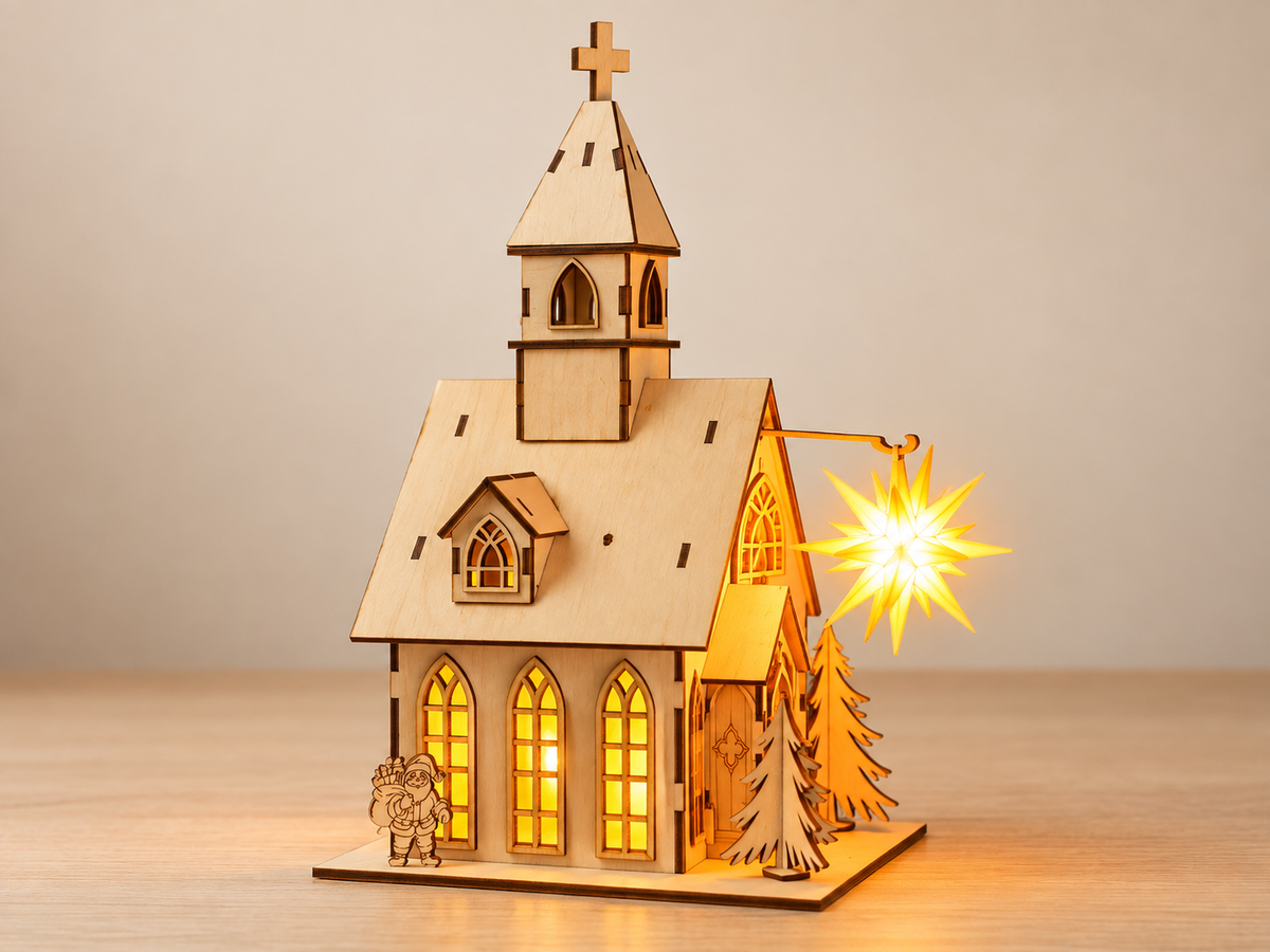 1. Holzkirche mit Herrnhuter Stern – handgefertigte Holzdekoration mit Kirchturm und Weihnachtsdetails