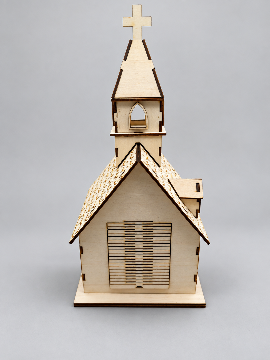 Handgefertigte Holzkirche mit Original Herrnhuter Stern®, Dachgaube und Kirchturm in schräger Rückansicht