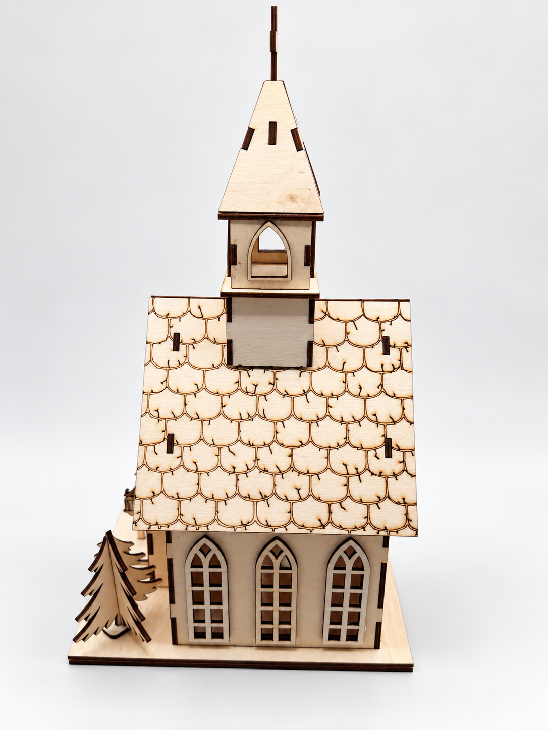 Holzkirche Bastelset aus Holz mit drei gotischen Kirchenfenstern, detailreich graviertem Schindeldach und hohem Kirchturm