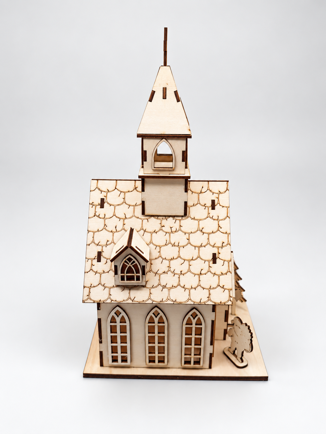 Holzkirche Bastelset aus Holz in Seitenansicht mit Dachgaube, Kirchenfenstern und gravierter Dachstruktur