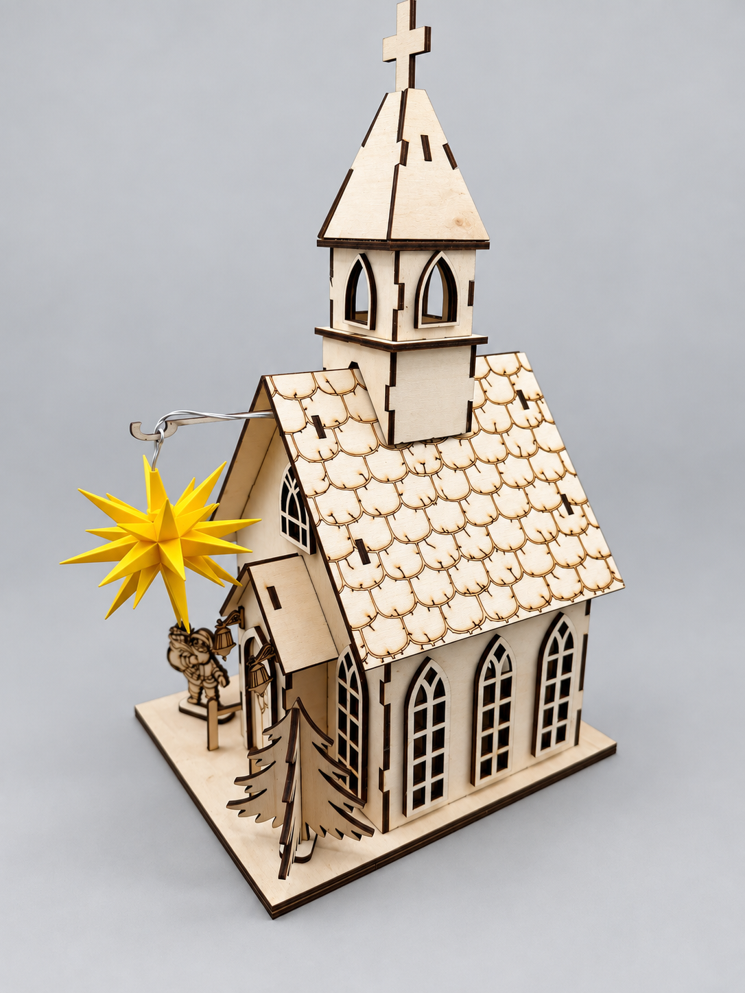 Handgefertigte Holzkirche mit Original Herrnhuter Stern®, Kirchturm und graviertem Schindeldach in Seitenansicht