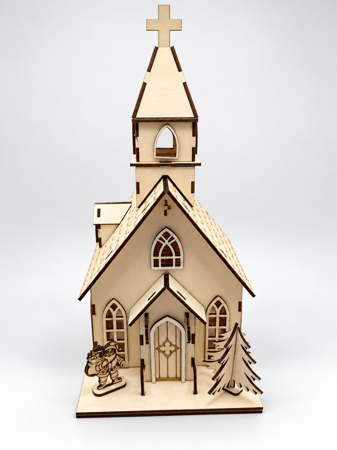 Holzkirche Bastelset aus Holz mit Kirchturm, Weihnachtsbaum und Weihnachtsmann – Vorderansicht des aufgebauten Bausatzes
