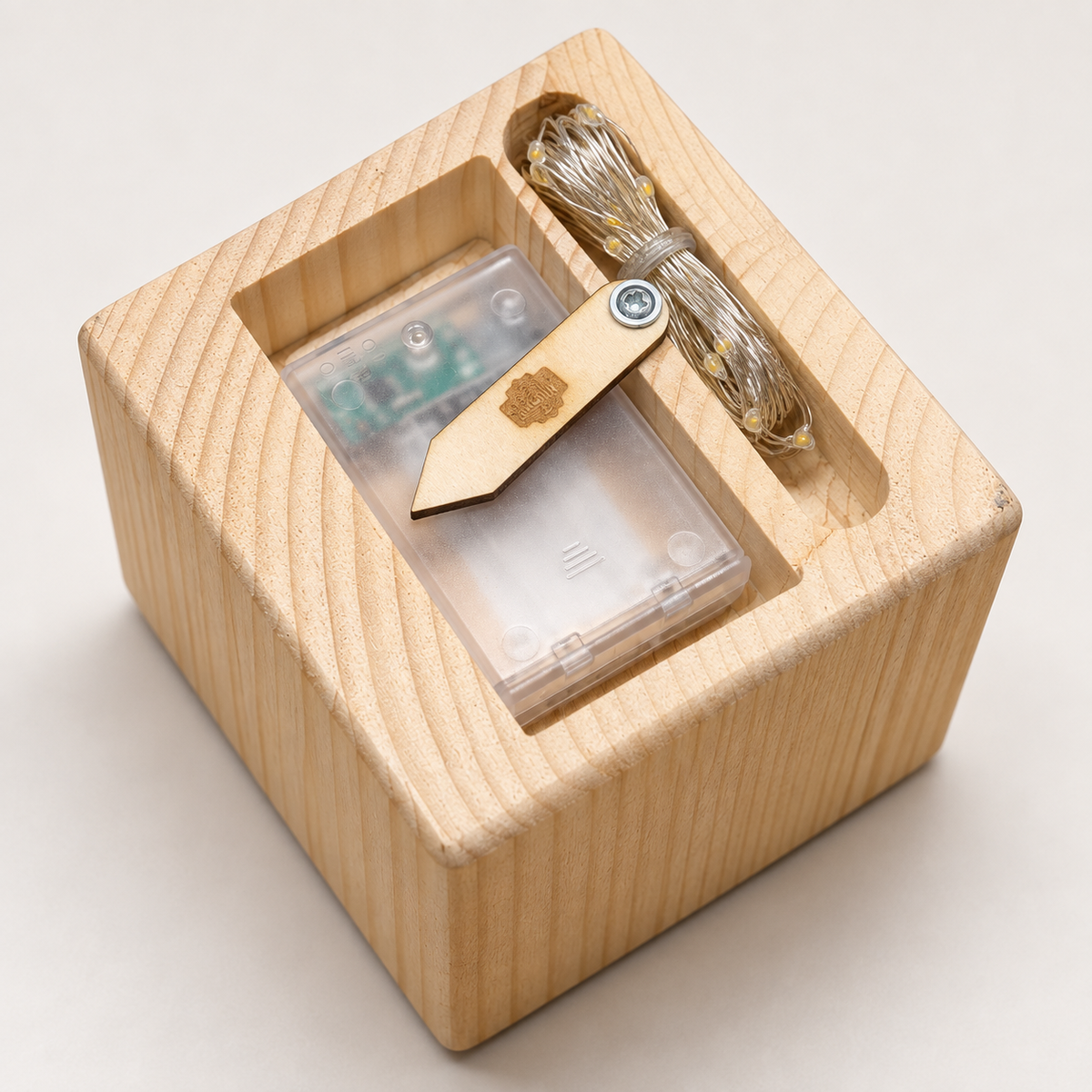 Holzsockel für LED-Dekoration mit eingesetzter Batteriebox und LED-Lichtelement