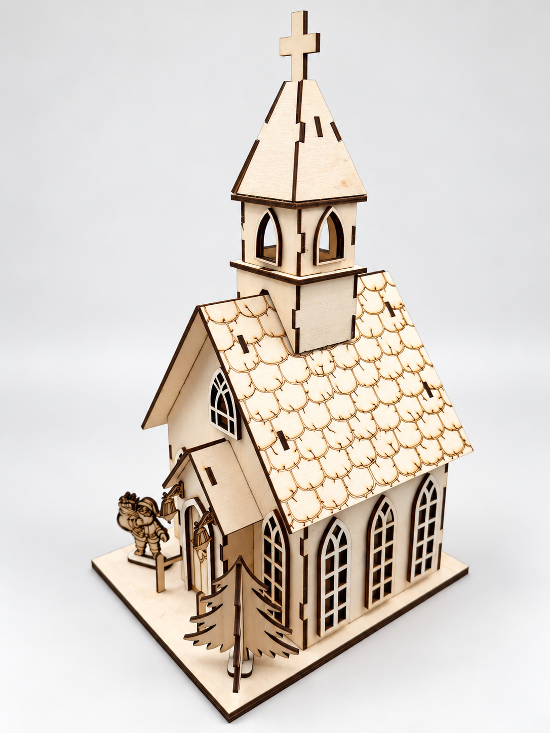 Holzkirche Bastelset aus Holz in Frontansicht mit Eingang, Kirchturm, Weihnachtsmann und Holz-Weihnachtsbaum