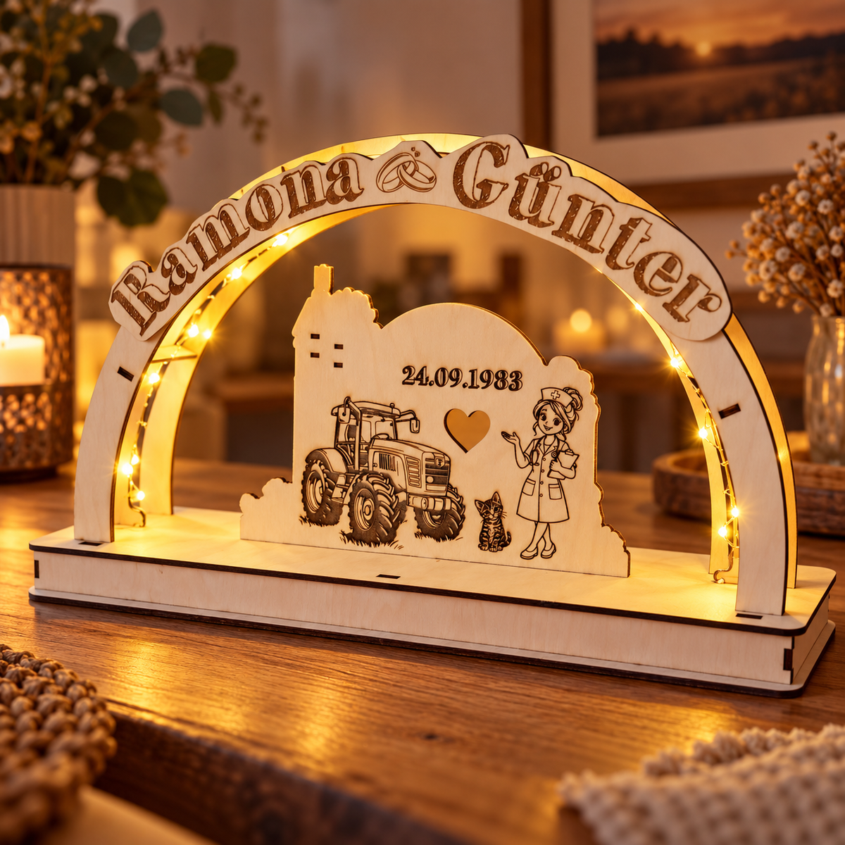 SEO-Alt-Text:
Personalisierter Schwibbogen aus Holz mit LED-Beleuchtung, Namen, Datum und individuell gestaltbarem Mittelmotiv von HLZ-Werkstatt