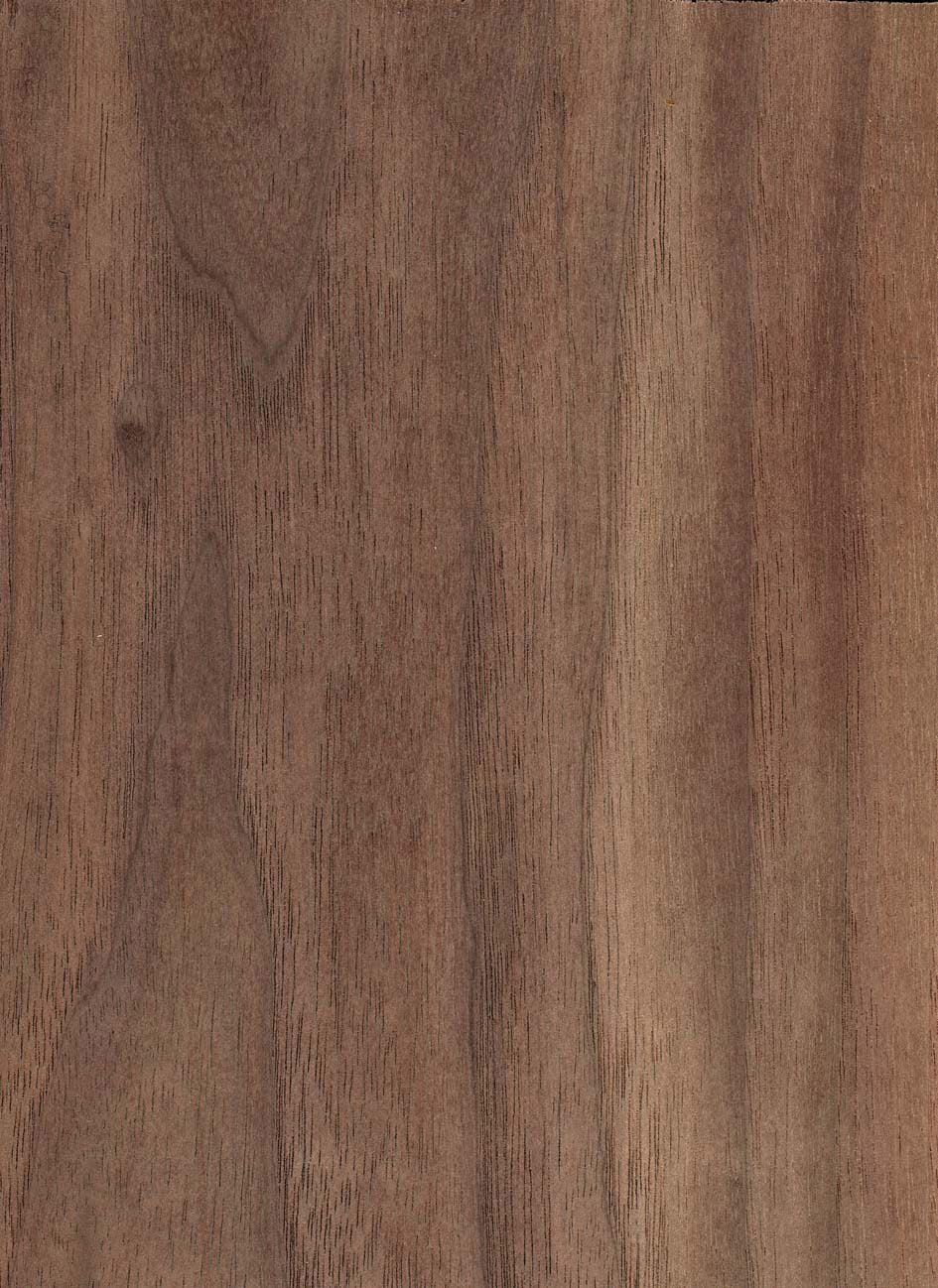1. Wanduhr Oberlausitz – Detailaufnahme einer dunklen Holzmaserung mit warmer brauner Farbgebung und natürlicher Struktur