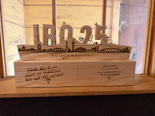 Jubiläumsgeschenk aus Holz aus massivem Eschenholz mit Neugersdorf-Silhouette, Jubiläumszahl und individueller Wunschgravur