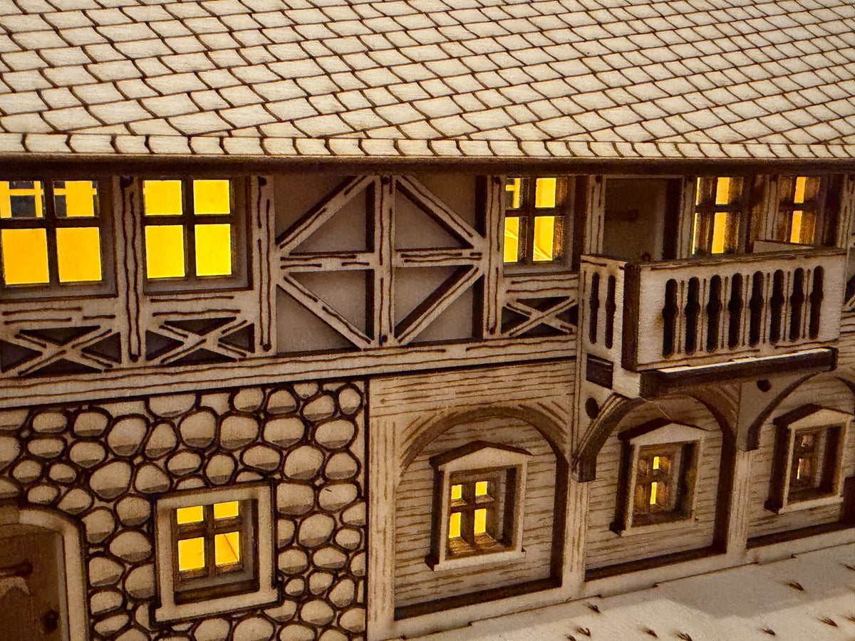 Umgebindehaus Holz mit kleinem Balkon, filigranem Fachwerk und detaillierten Holzstrukturen.