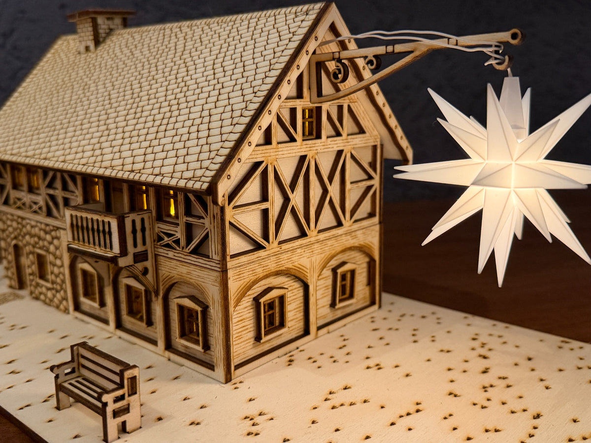 Umgebindehaus Holz mit Original Herrnhuter Stern an dekorativer Halterung und aufwendig gestaltetem Giebel.