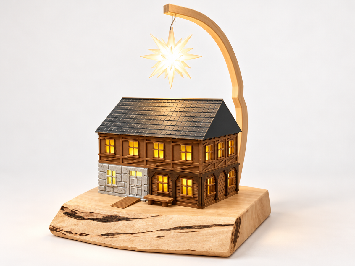 Umgebindehaus mit Herrnhuter Stern, geschwungenem Halter und natürlichem Holzsockel