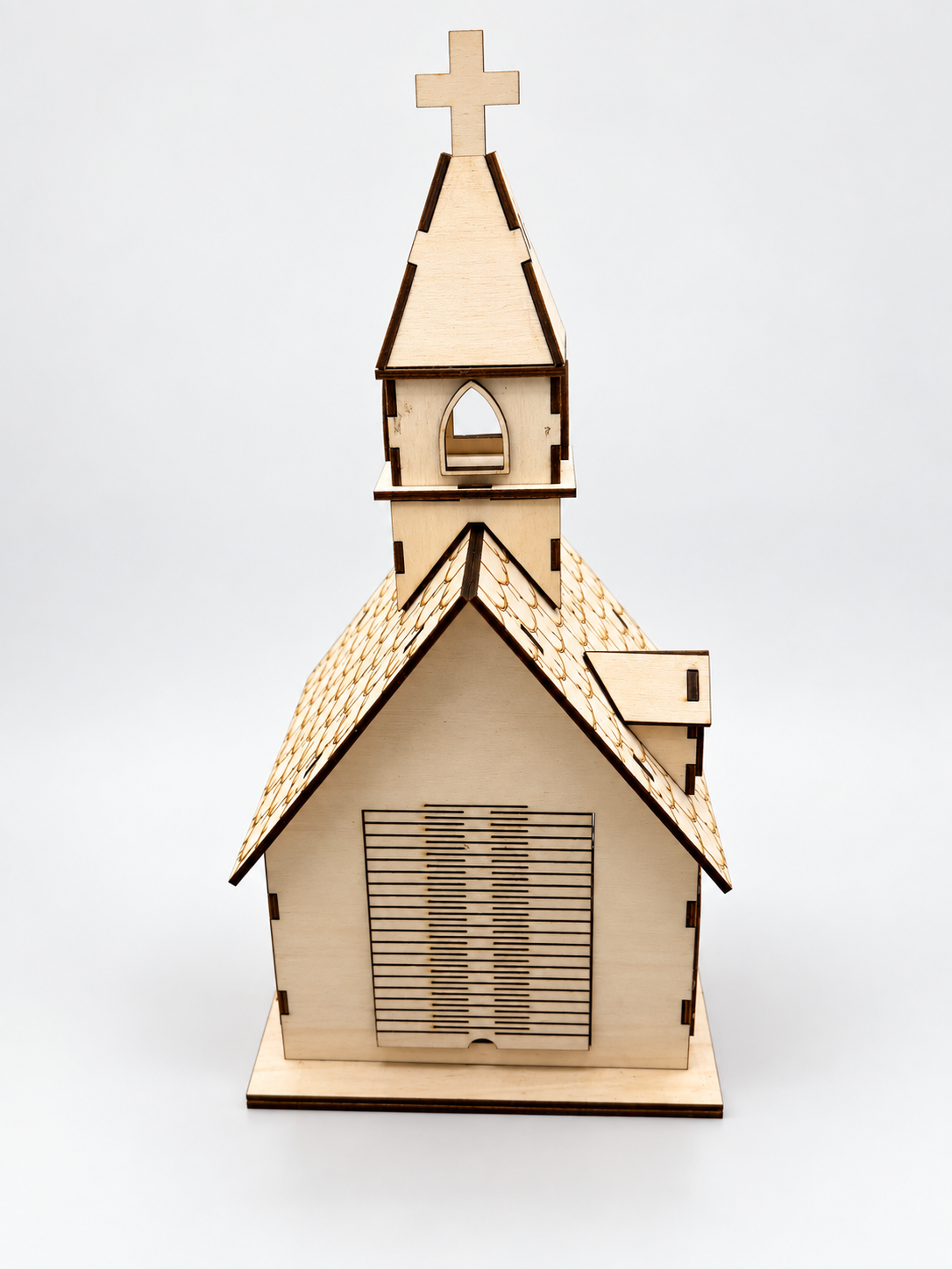 Holzkirche Bastelset aus Holz in Rückansicht mit Kirchturm, graviertem Dach und Lüftungsgitter